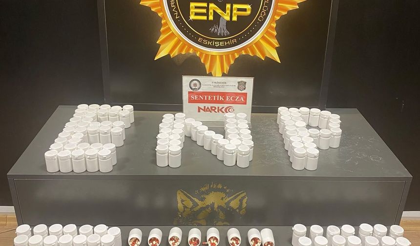 Eskişehir Polisinin Dikkatinden Kaçmadı: Araçtan Binlerce Sentetik Ecza Çıktı!