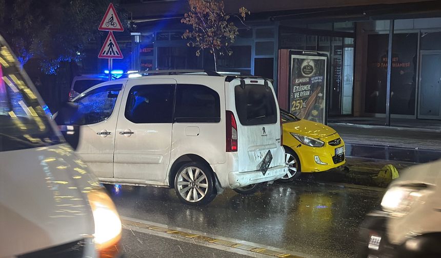 Eskişehir'de kayganlaşan yolda kaza: Taksi ile panelvan çarpıştı, 3 yaralı