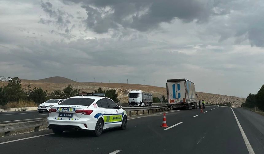 Eskişehir-Ankara Karayolunda Tır Bariyerlere Çarptı: Yaralı Yok