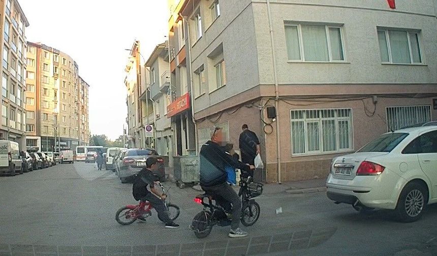 Eskişehir'de Otomobille Kafa Kafaya Geldi