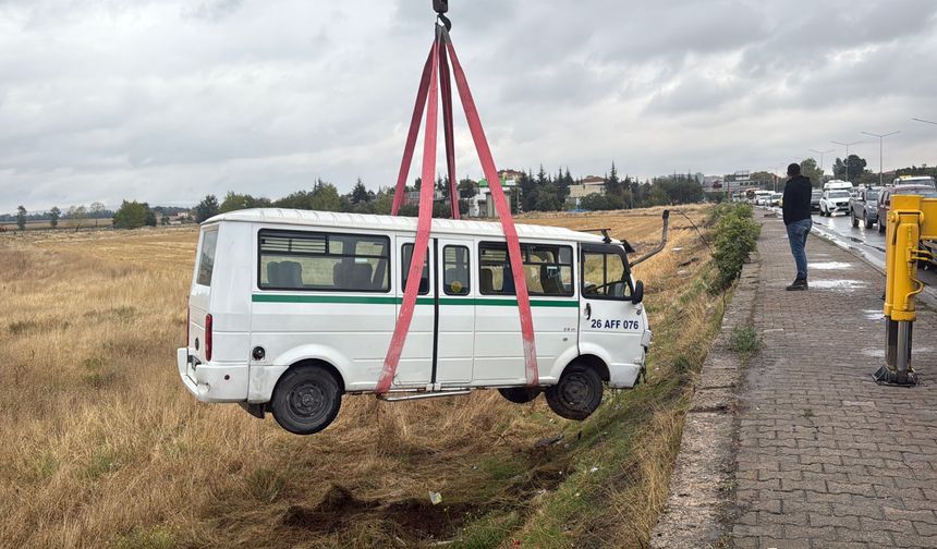 Eskişehir'de Otomobille Minibüs Çarpıştı: 1 Kişi Yaralandı
