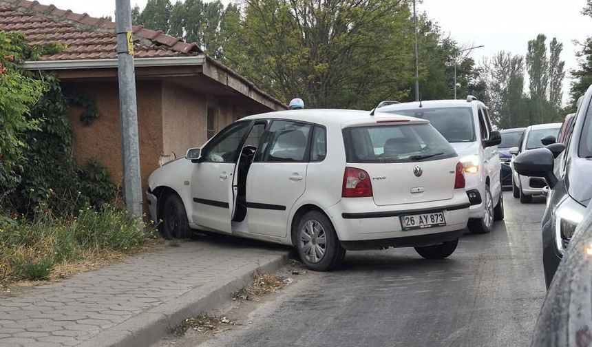 Eskişehir'de Kontrolden Çıkan Otomobil Duvara Çarptı