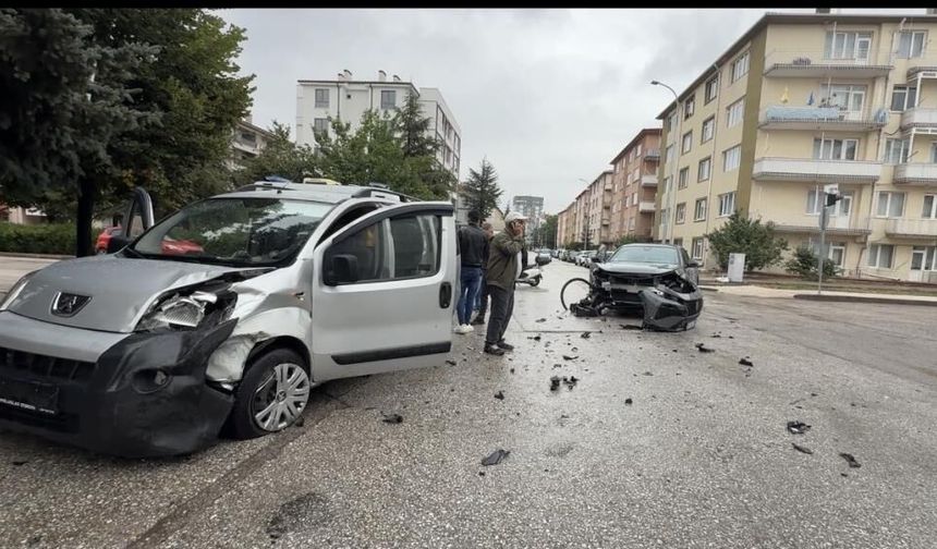 Eskişehir'de İki Araç Çarpıştı: Kazada 1 Kişi Yaralandı