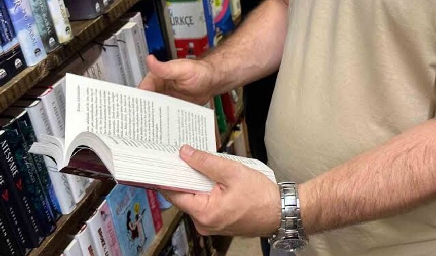 Kitap Okuyana Para Ödülü Veriliyor