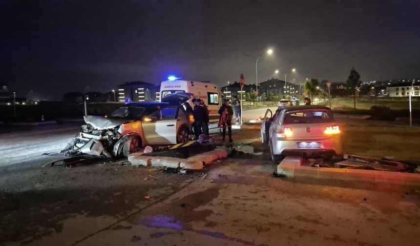 Eskişehir'de Kavşakta Araçlar Çarpıştı: 3 Kişi Yaralandı