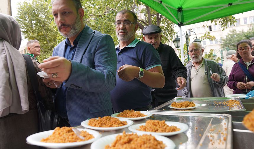 Tepebaşı Belediyesi Ahilik Haftası'nda Pilav İkram Etti
