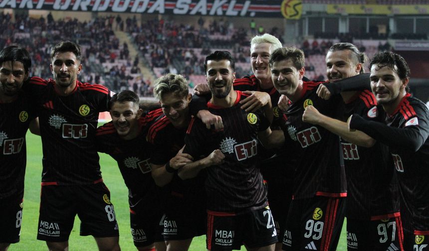 Eskişehirspor Tur Sevincini Taraftarıyla Kutladı
