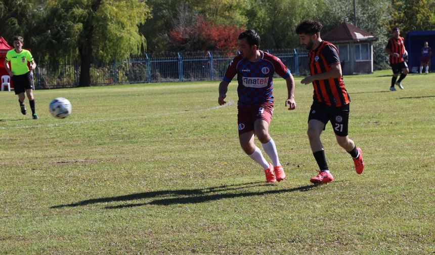 Eskişehir'de belediye çalışanları futbol turnuvasında ter döküyor