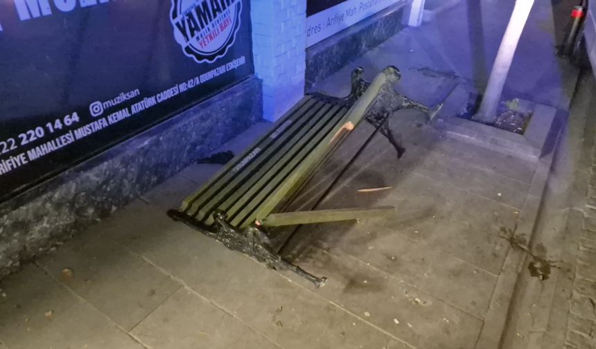 Eskişehir'de garajdan çıkan otomobil banktaki 2 çocuğa çarptı!
