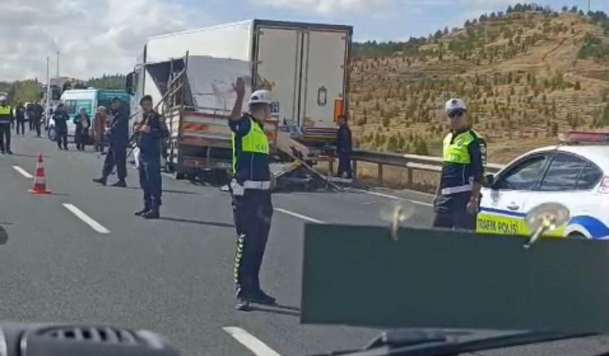 Eskişehir'de Tıra Çarpan Kamyonette 1 Ölü, 1 Yaralı