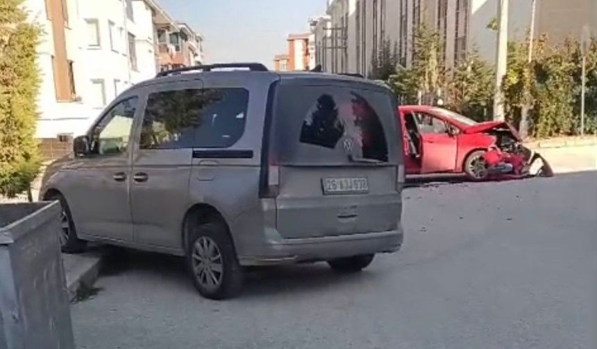 Eskişehir Tepebaşı'ndaki Kazada Araç Hurdaya Döndü