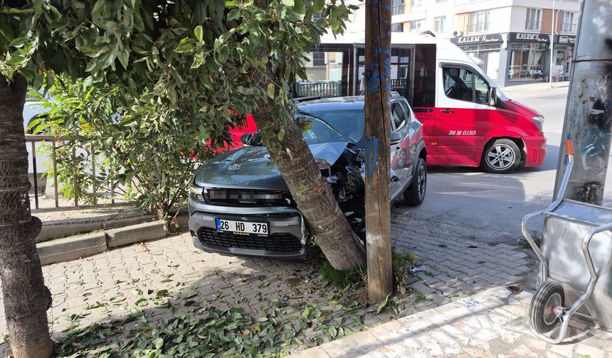 Eskişehirde Kontrolden Çıkan Otomobil Ağaca Çarptı