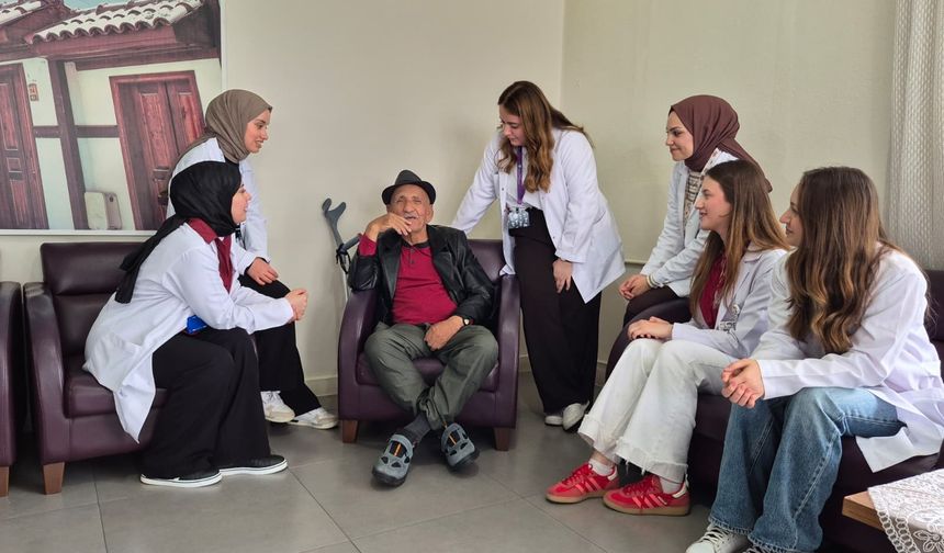 Eskişehirde Gençlerle Yaşlılar Kutuda Ne Var Etkinliğinde Buluştu