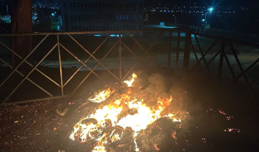 Eskişehirde Parkta Traktör Lastiği Yakan Gençler Kaçtı