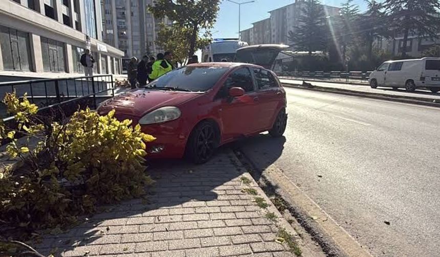 Alkollü Sürücü Önce Araca, Ardından Minibüs ve Ağaca Çarptı