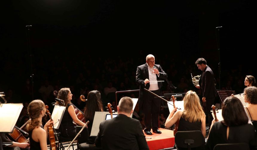Eskişehir'de Müzik Ziyafeti: Büyükşehir Senfoni Orkestrası Sanatseverleri Büyüledi!