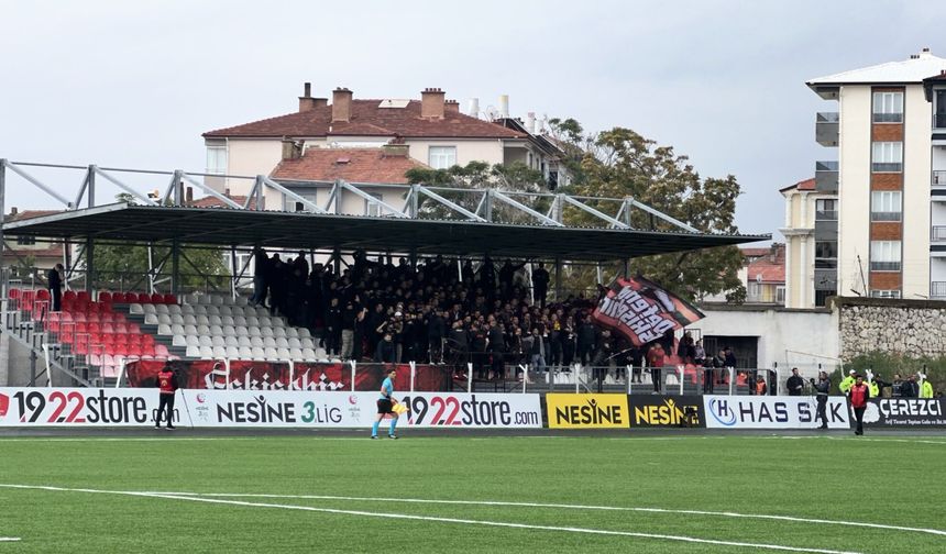 Eskişehirspor taraftarı Akşehir'de takımı yalnız bırakmadı