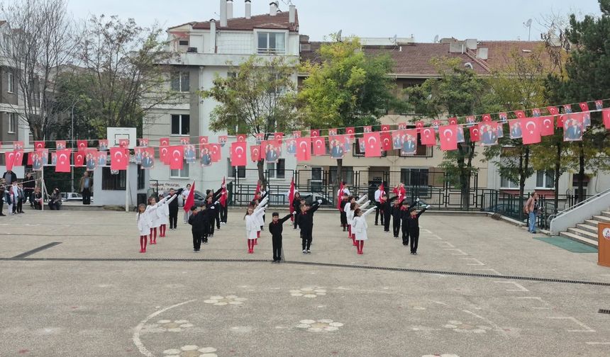 Minik Öğrencilerden Görkemli Gösteri: Cumhuriyet Bayramı Kutlandı