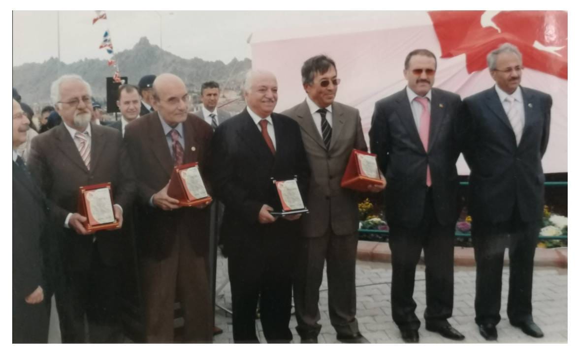 FOTO ALTI - Anıt Uçak'ın açılış töreninde Şener Yılmaz, Ahmet Atuk ve Burhanettin Şenli'ye teşekkür plaketi verildi