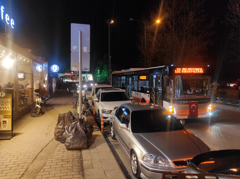 Otobüs durağını işgal eden araçlar vatandaşların tepkisini topladı
