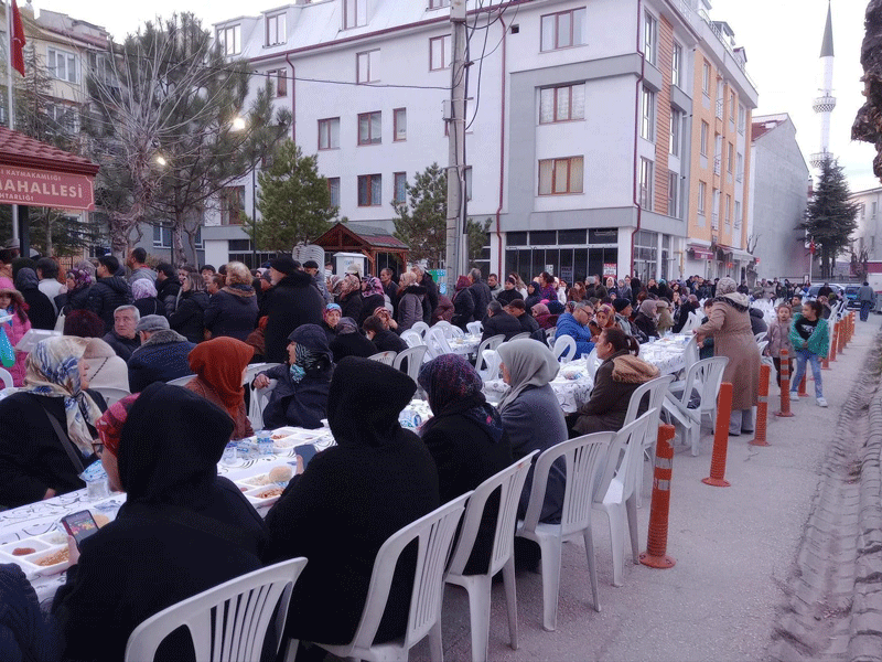 Fatih Mahallesi'ndeki vatandaşlar iftarda bir araya geldi