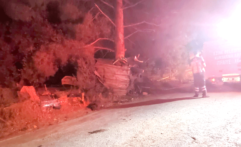 Çanakkale’de otomobil ağaca çarptı, 2 kişi hayatını kaybetti