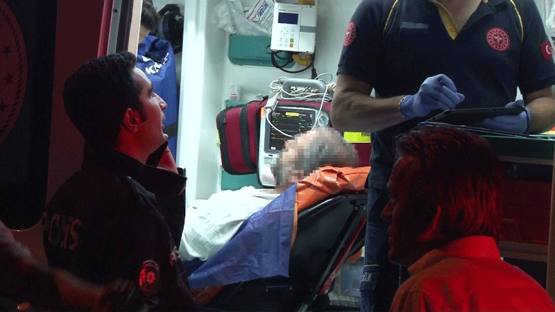 Aracın içinde boğazını kesmeye çalışan şahıs hastaneye kaldırıldı