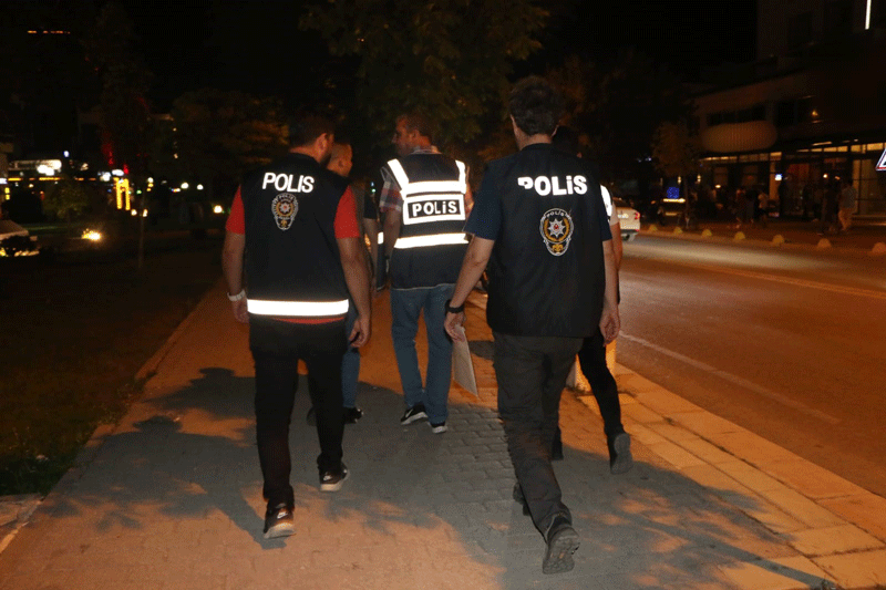 Polis ekiplerinden eğlence mekanlarında huzur uygulaması