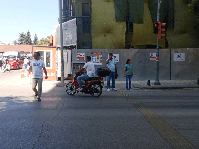 Trafikte kırmızı ışığı umursamayan yayalar tehlike oluşturuyor