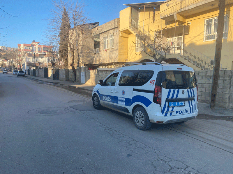 Adıyaman’da, bir kişi önce bıçaklandı, ardından sopayla dövülerek hastanelik oldu.