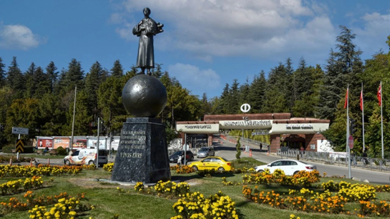 Anadolu Üniversitesi Yunus Emre Heykeli