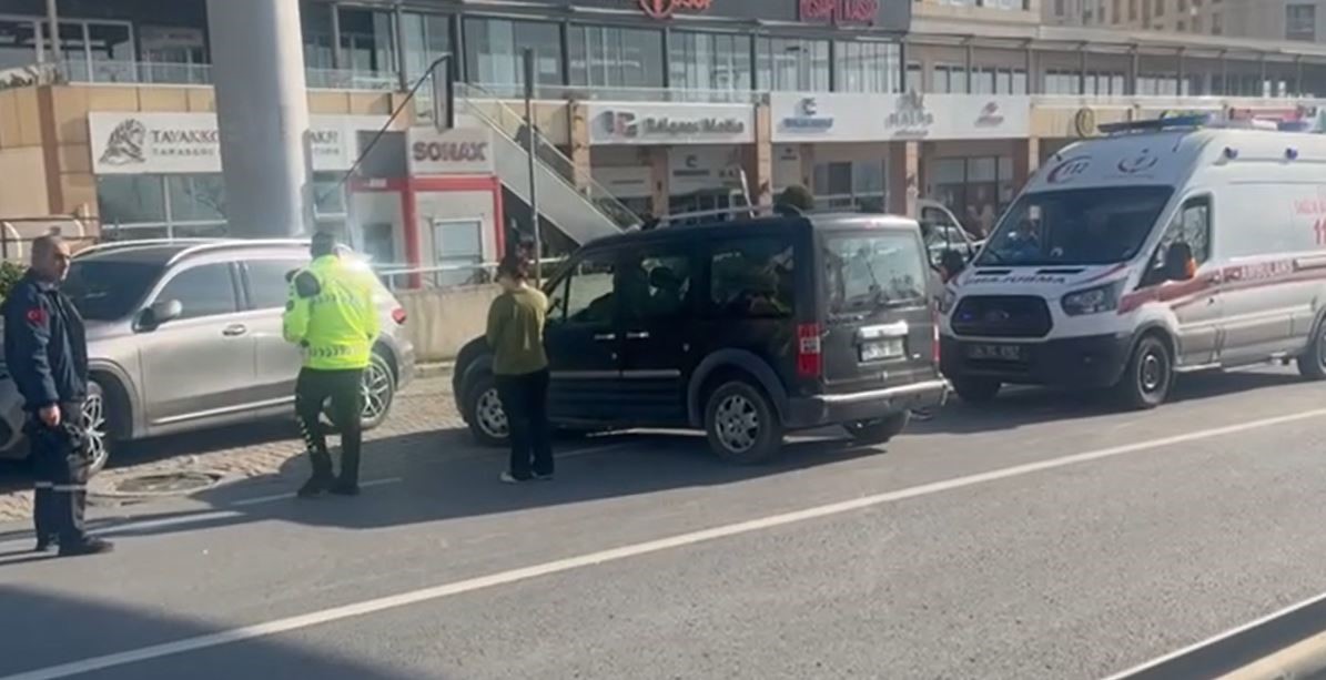 Avcılar’da Yol Vermeme Kavgası Kadın Sürücü Kolundan Bıçakladı1