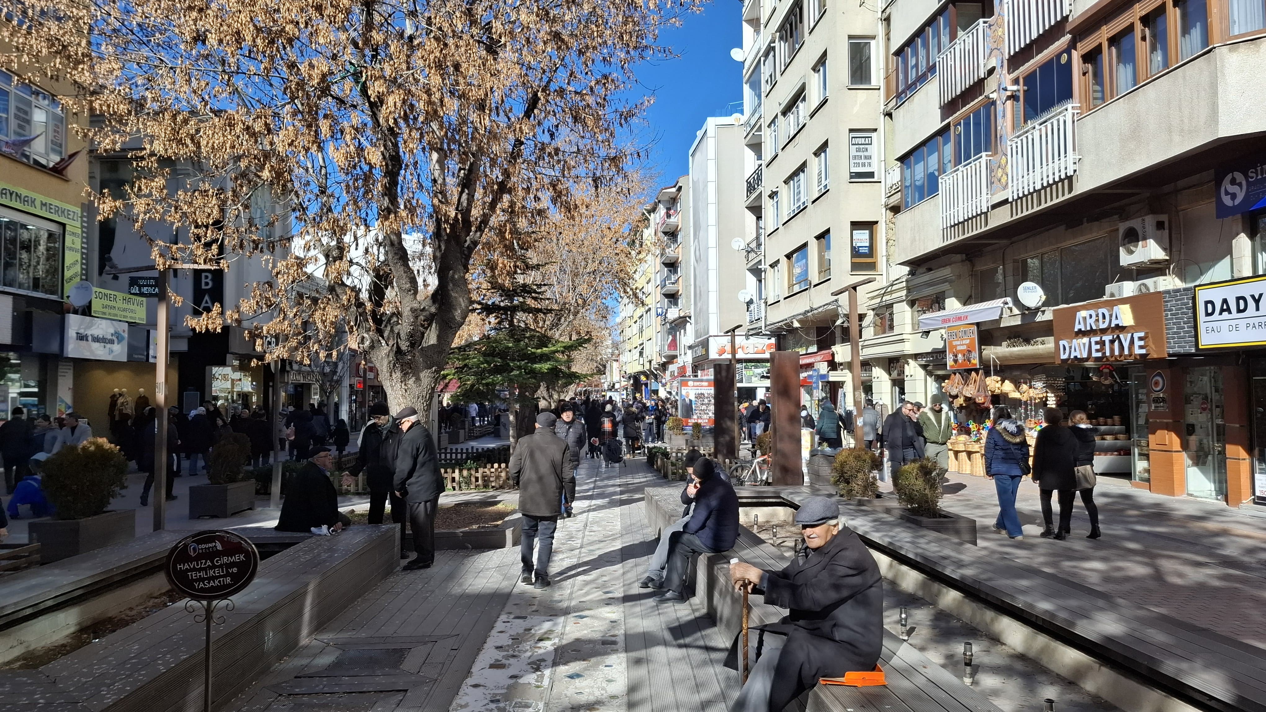 Güneşli Havayı Fırsat Bilen Vatandaşlar Kent Merkezinde Yoğunluk Oluşturd-1