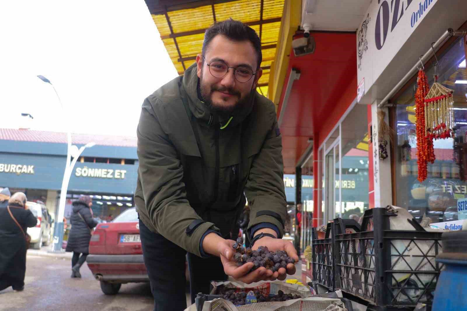 İki Yılda Bir Meyve Veren Ağacın Meyvesi, Olgunlaşınca Değil Çürüyünce Tüketiliyor1