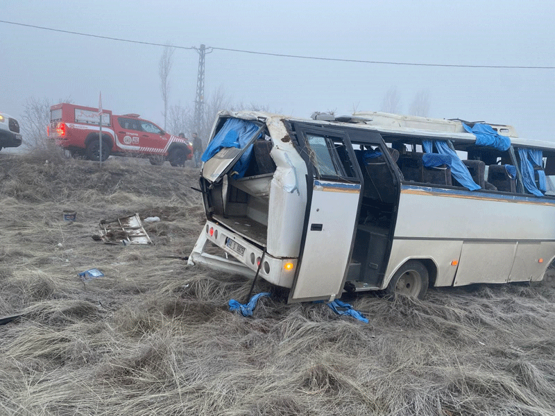 Servis aracı şarampole yuvarlandı: 1 ölü, 16 yaralı