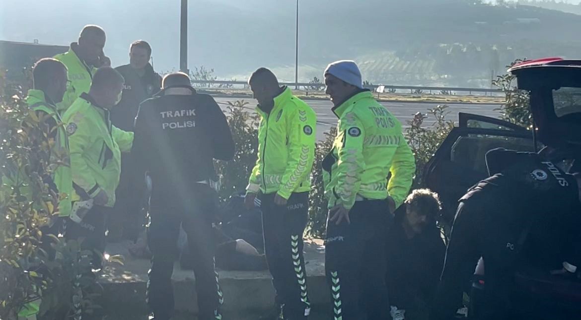 Polisten Kaçan Sürücü Önce Polis Aracına Sonra Direğe Çarptı1