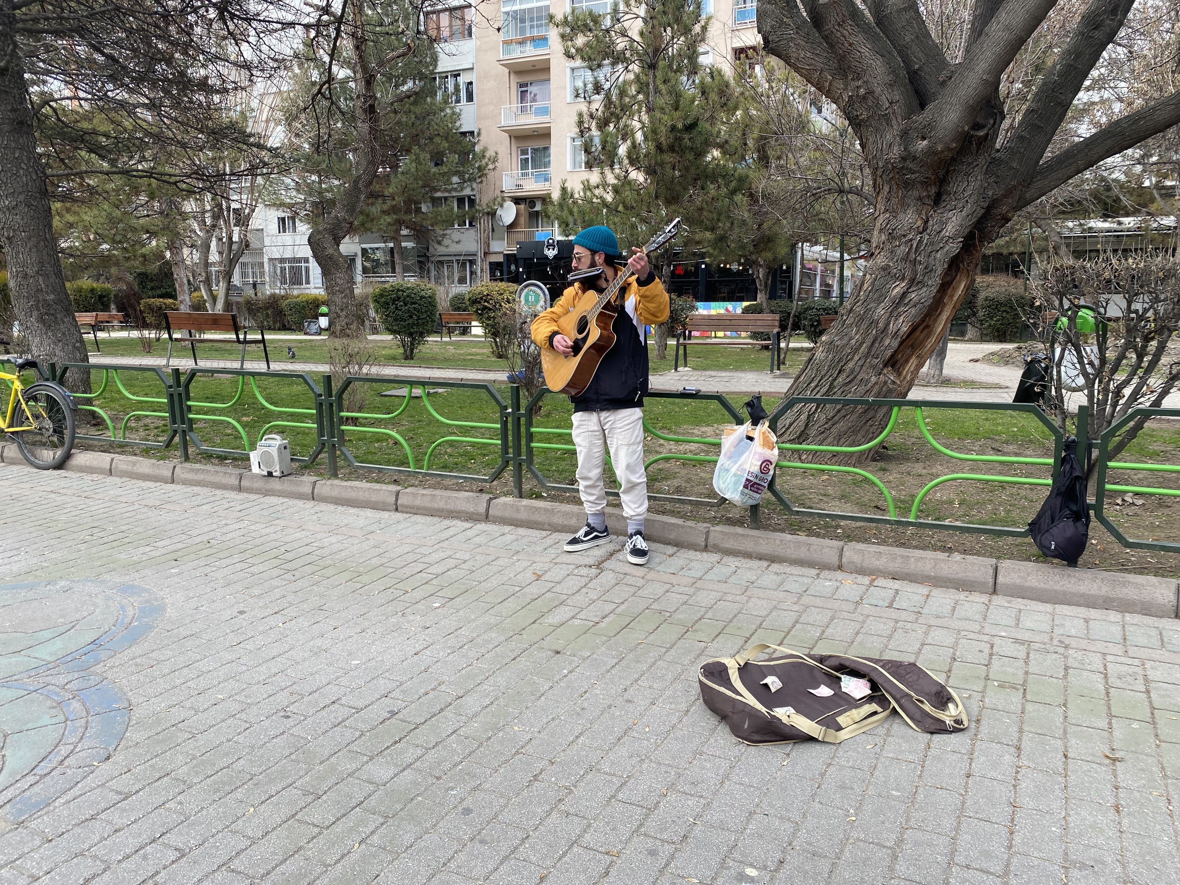 Aynı Anda Hem Mızıka Hem De Gitar Çalıyor (1)