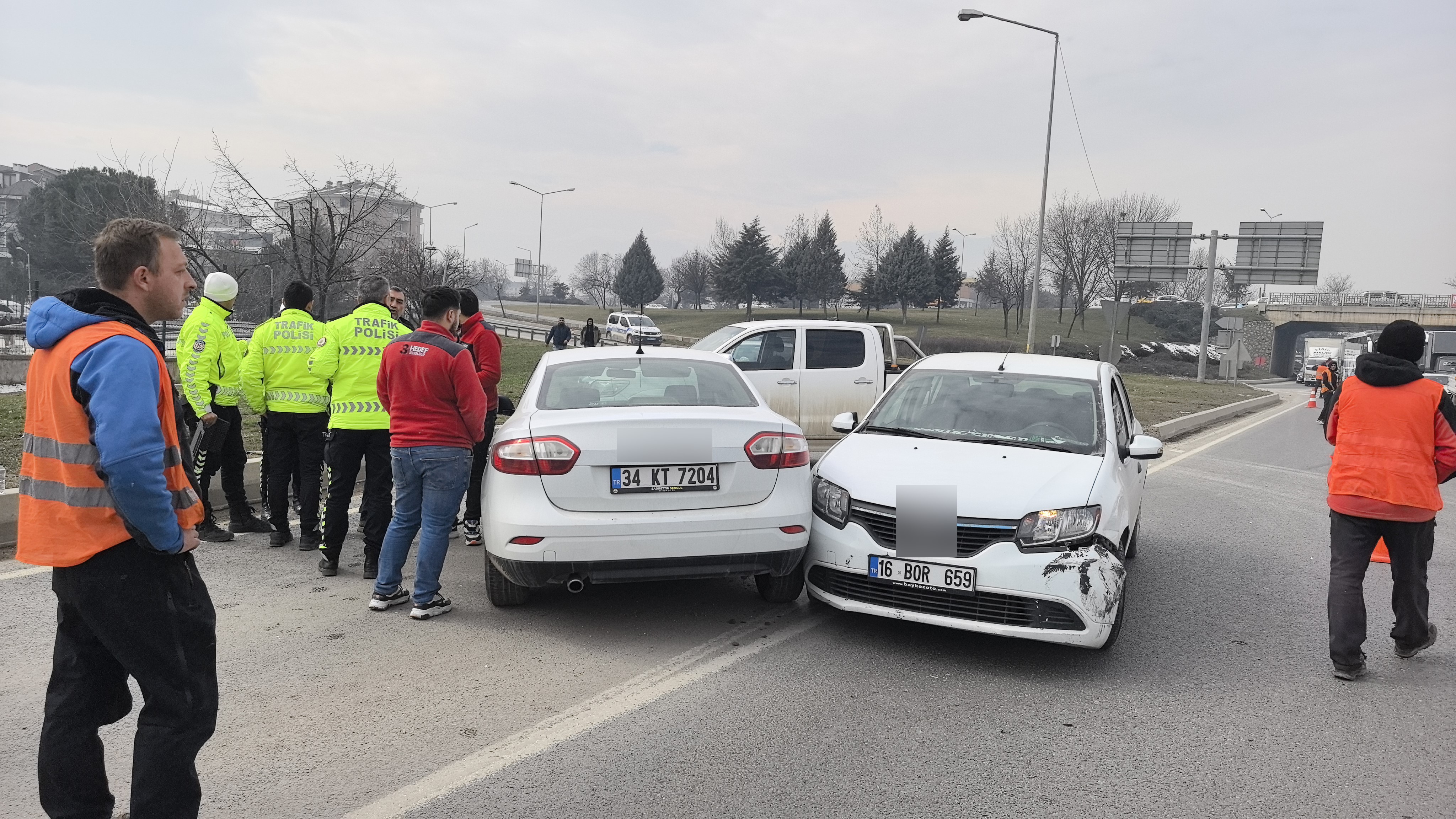 Bursa'nın İnegöl Ilçesinde 2 Otomobilin Çarpıştığı Kazada 2 Kişi Yaralandı. (2)-1