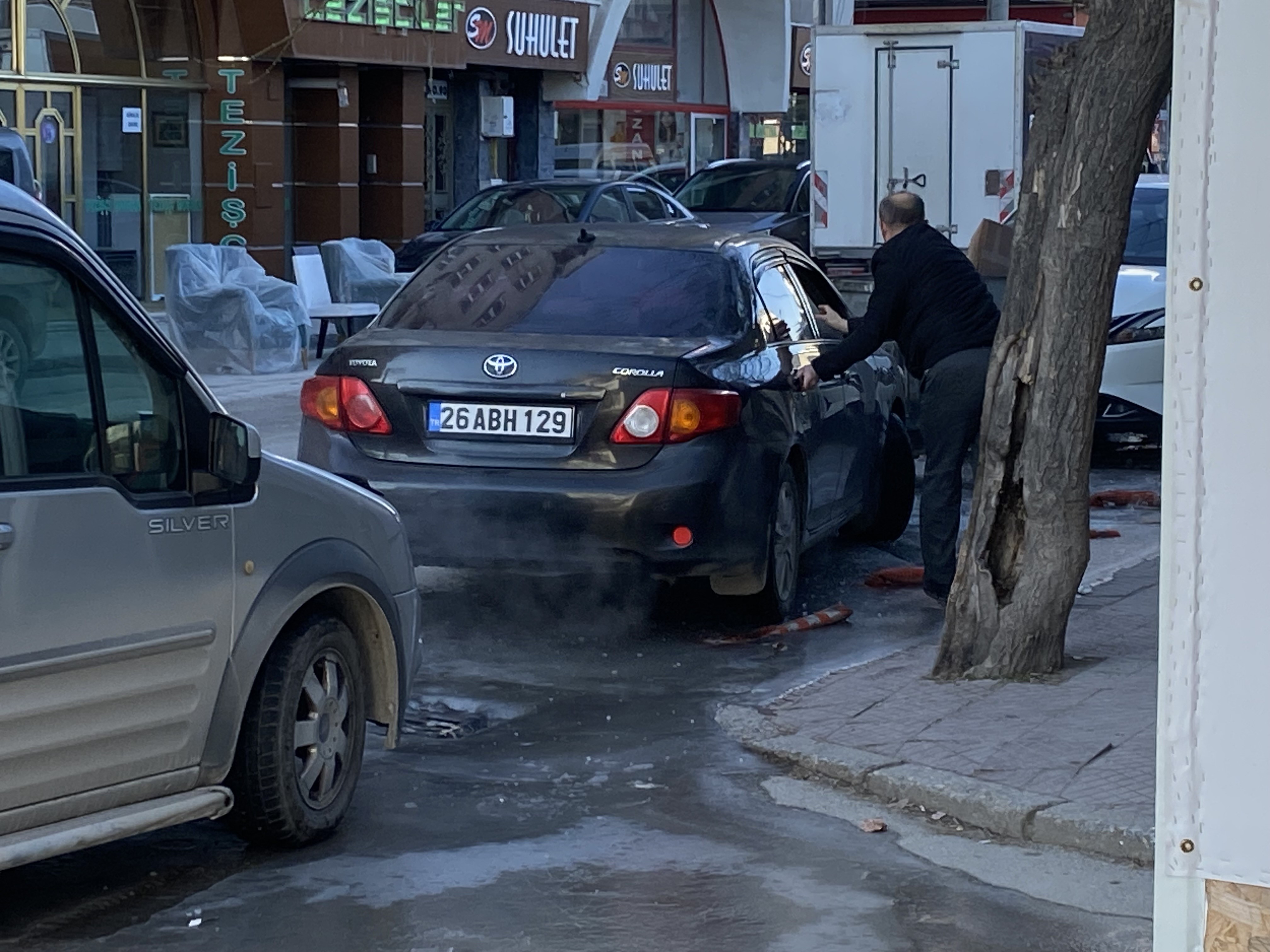 Buzun Üstünde Mahsur Kaldı Vatandaş Yardım Etti (3)