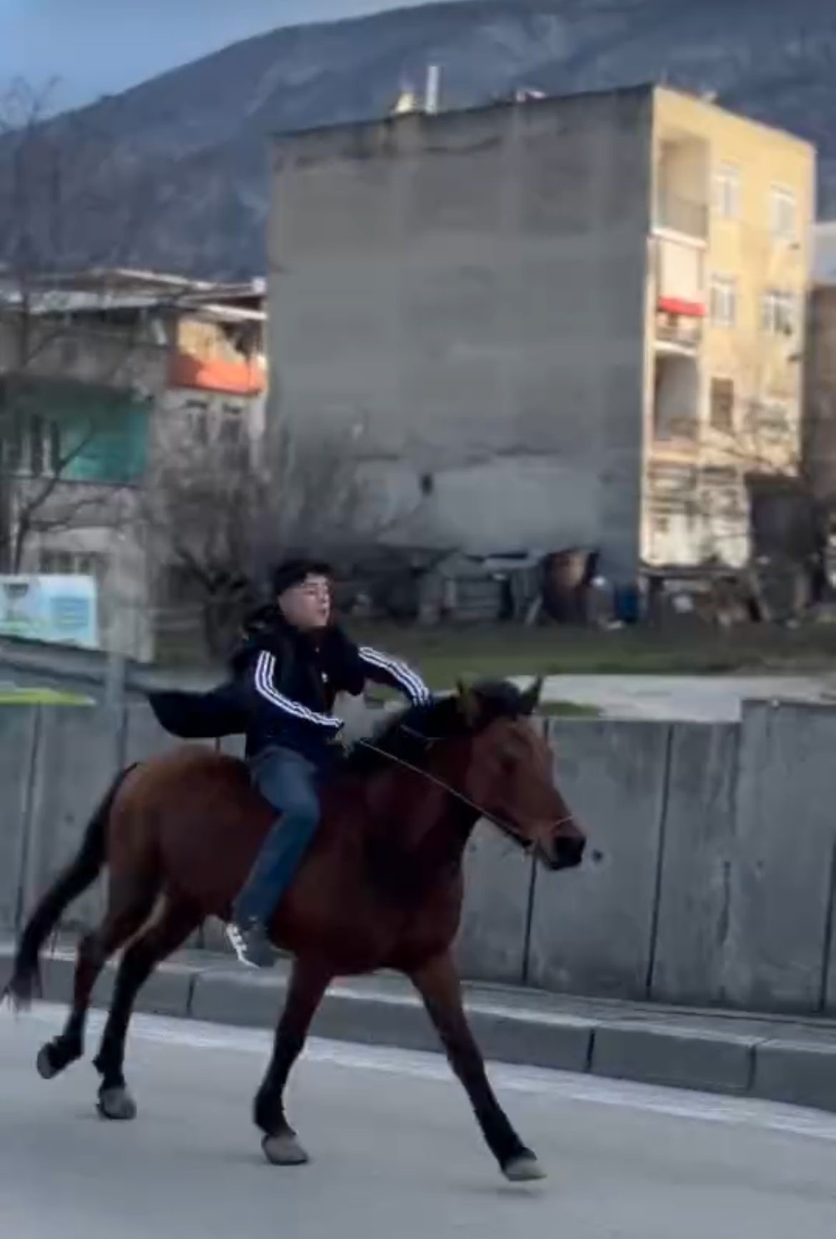 Fatih'in İstanbul'u Fethettiği Yaşta Trafiğe At Ile Çıktı (1)