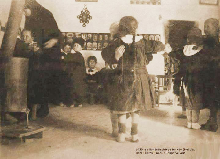 1930 Lu Yıllar Eskişehir De Bir Köy Ilkokulu Ders Müzik Konu Tango Ve Vals