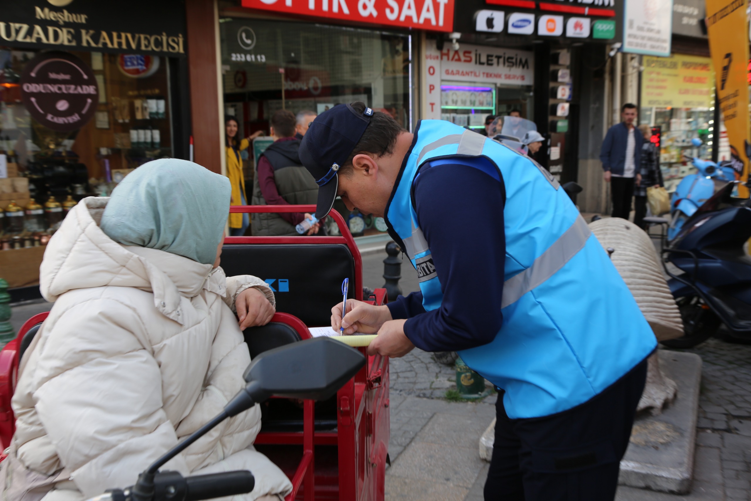 Büyükşehi̇r Zabitadan Yaya Yollarinda Siki Deneti̇m (6)