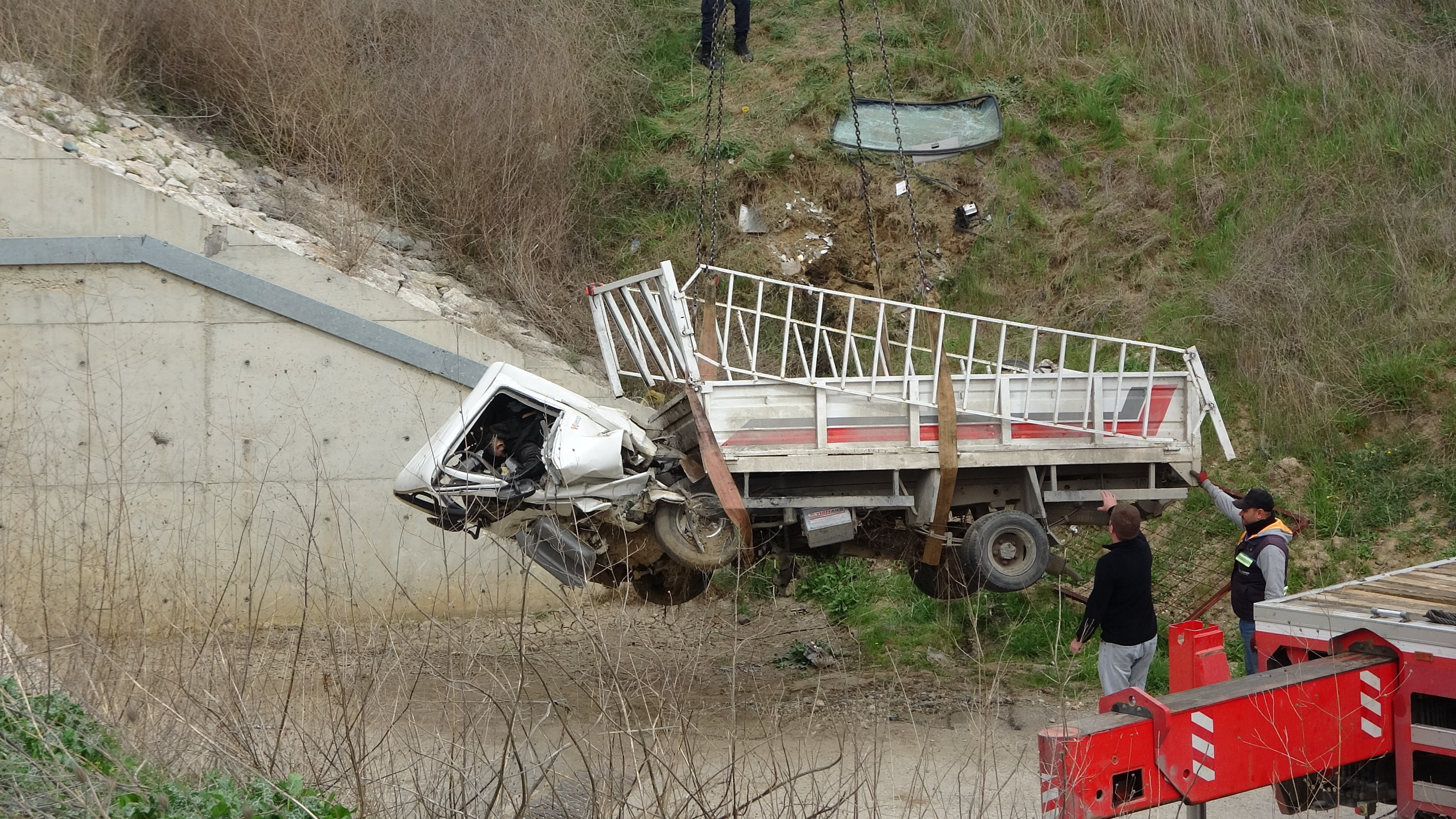 Çalıntı Kamyonetle Şarampole Uçarak Can Verdi (2)-1