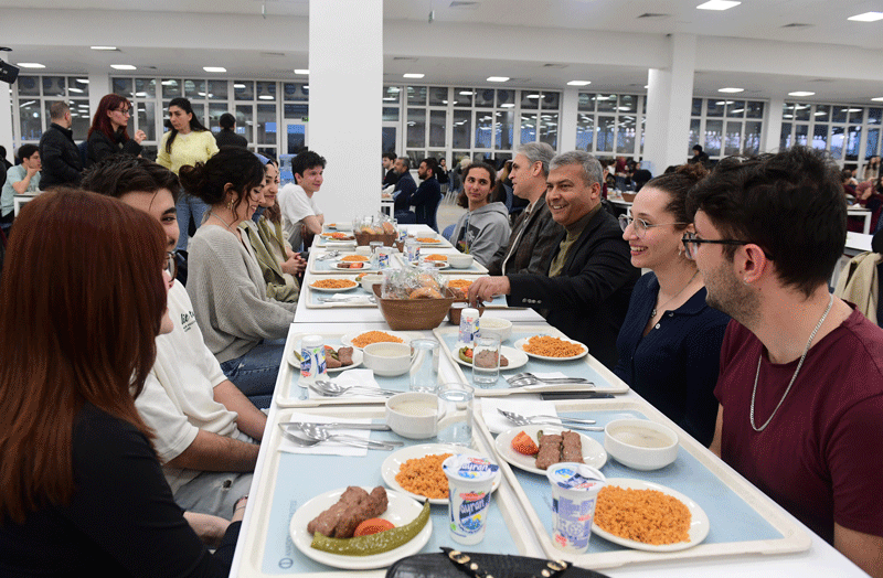 Rektör Adıgüzel öğrencilerle iftar yemeğinde buluşmaya devam ediyor