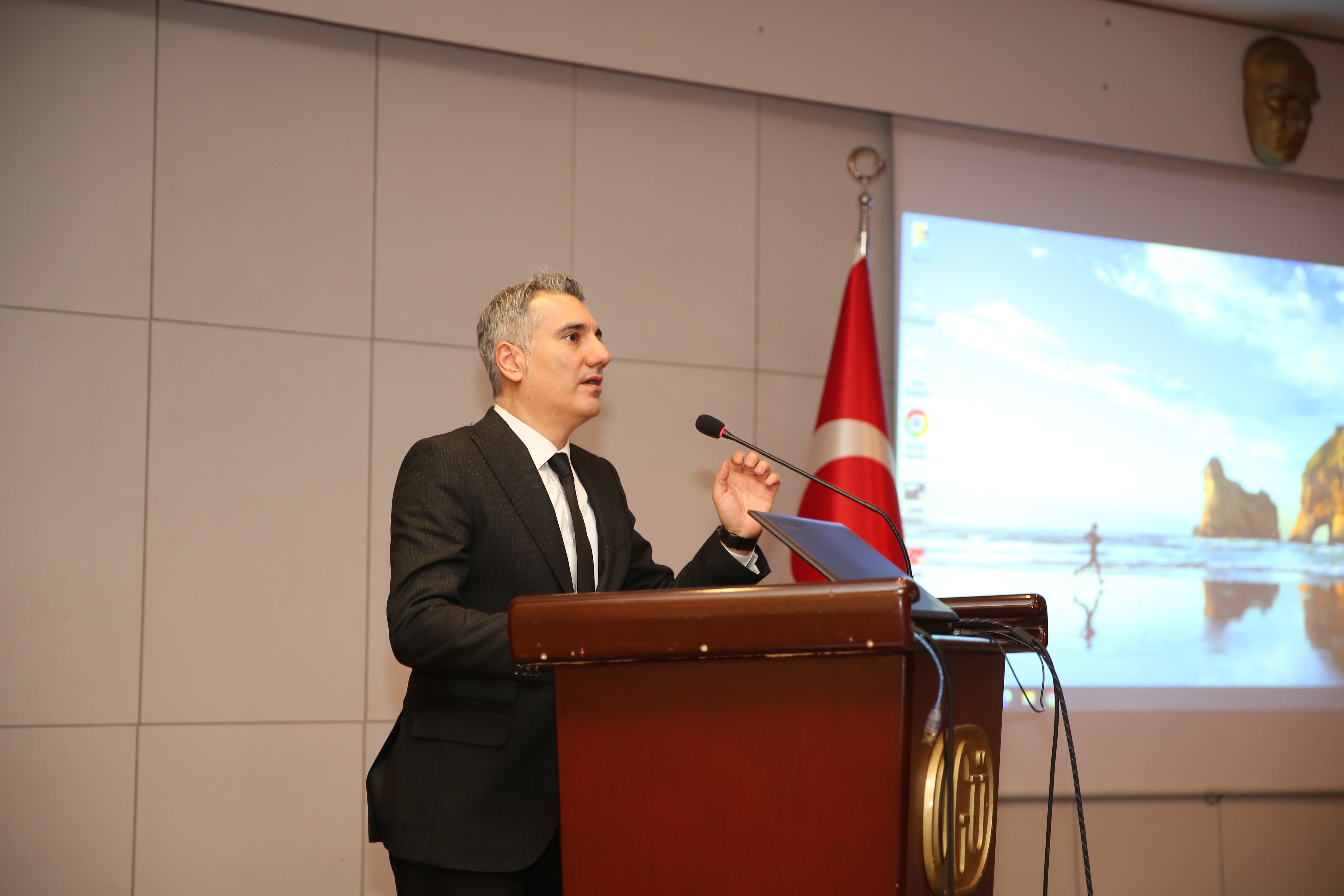 Dekan Prof. Dr. Atilla Özdemir Yakın Plan