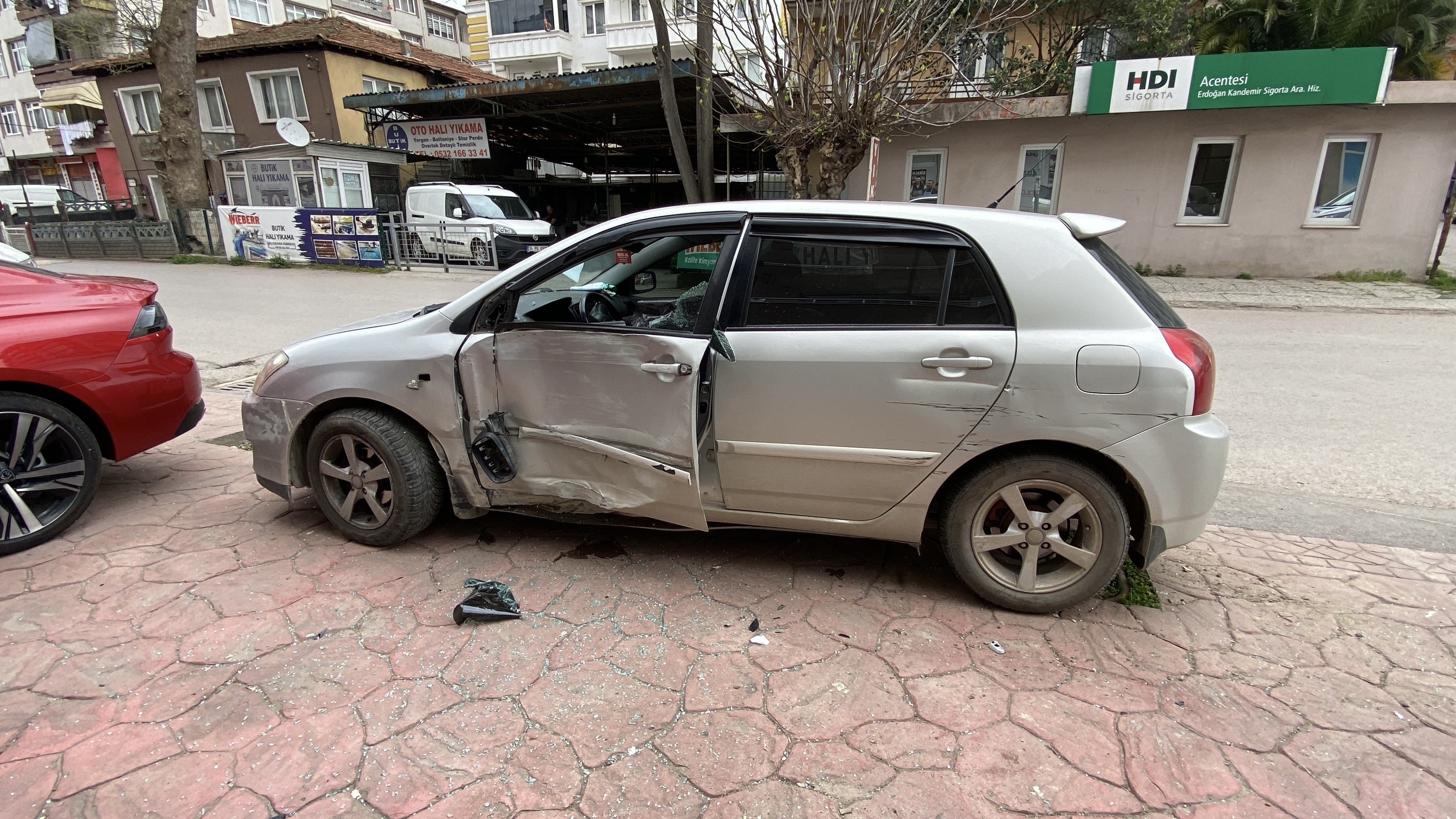 Freni Tutmayan Aracın Altında Kalmaktan Kıl Payı Kurtuldu (2)