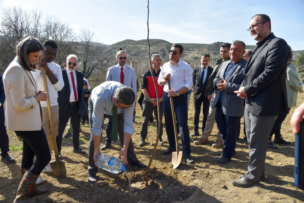 Geleceğe Yeşil Bir Miras Üniversitemizde Ceviz Ve Badem Ağaçları Toprakla Buluştuu