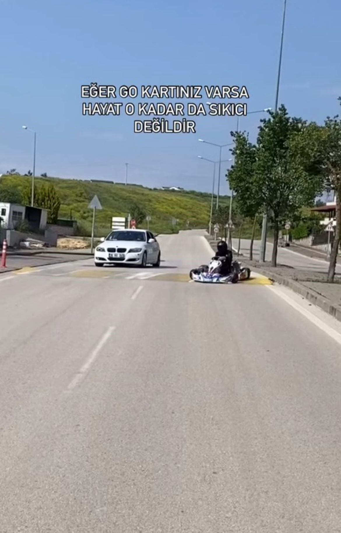 Go Kart Sürücüsü Pisti Şaşırdı, Trafiğe Çıkıp Drift Attı (2)