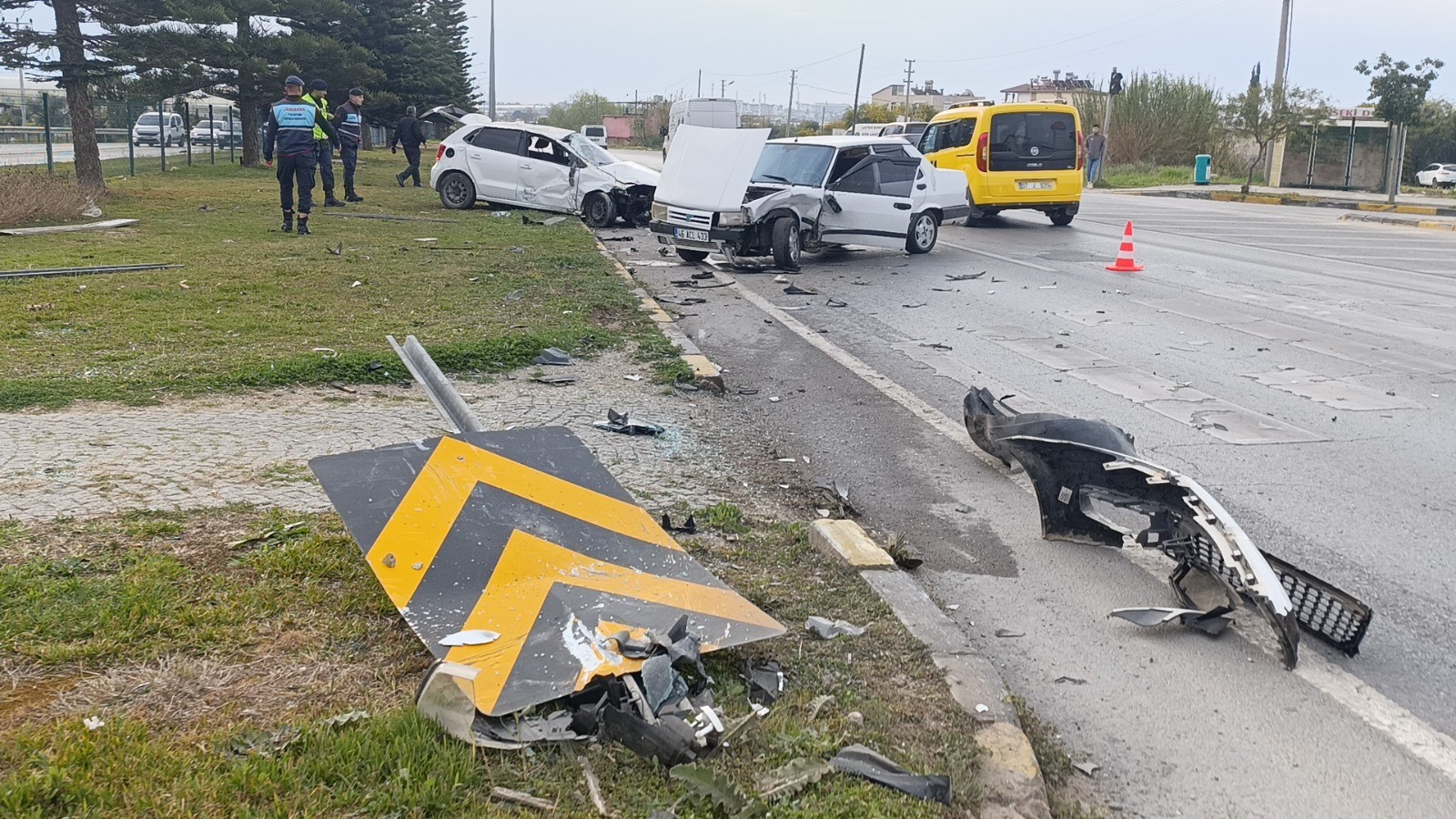 İki Otomobil Çarpıştı Araçlar Hurdaya Döndü (1)