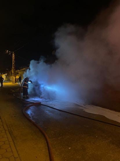 Olay, Dün Akşam Saatlerinde Yeşiltepe Mahallesi Bahçeboyu Sokak'ta Meydana Geldi. Edinilen Bilgilere Göre, Seyir Halindeki Bir Otomobil Henüz Belirlenemeyen Nedenle Aniden Alev Aldı. Durumun Bildirilmesi Üzerine Ola (